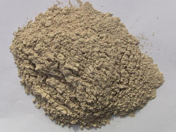 礬土性質(zhì) 礬土主要成分是氧化鋁，為煉鋁和耐火材料的主要原料。白色或灰白色，因含鐵而呈褐黃或淺紅色。密度3.45g/cm3，硬度1～3，不透明，質(zhì)脆。極難熔化，不溶于水，能溶于硫酸、氫氧化鈉溶液。 地區(qū)分布 中國鋁土礦資源比較豐富，在全國18個(gè)省、自治區(qū)、直轄市已查明鋁土礦產(chǎn)地205處，其中大型產(chǎn)地72處（不包括臺灣），主要分布在山西、山東、河北、河南、貴州、四川、廣西、遼寧、湖南等地。 投資前景 1.可用于煉鋁工業(yè)。用于國防、航空、汽車、電器、化工、日常生活用品等。 2.可用于精密鑄造。礬土熟料加工成細(xì)粉做成鑄模后精鑄。用于軍工、航天、通訊、儀表、機(jī)械及醫(yī)療器械部門。 3.可用于耐火制品。高鋁礬土熟料耐火度高達(dá)1780℃，化學(xué)穩(wěn)定性強(qiáng)、物理性能良好。 4.硅酸鋁耐火纖維。用于鋼鐵、有色冶金、電子、石油、化工、宇航、原子能、國防等多種工業(yè)，消防人員可用耐火纖維布做成衣服。 5.制造礬土水泥、研磨材料、陶瓷工業(yè)以及化學(xué)工業(yè)可制鋁的各種化合物。 鋁礬土磨粉制備 鋁礬土粉是選用煅燒過的熟鋁礬土礦石用雷蒙磨加工制成的細(xì)粉，粒度通常為100目-325目，在耐火材料行業(yè)得到了廣泛的應(yīng)用。通常加工的流程為先經(jīng)顎式破碎機(jī)進(jìn)行破碎，然后篩分進(jìn)入鋁礬土雷蒙磨或鋁礬土超細(xì)磨粉機(jī)中，進(jìn)行鋁礬土粉制備，使其應(yīng)用更加廣泛。