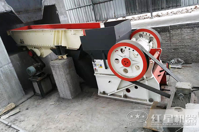 花崗巖破碎生產線,使用鄂破機 花崗巖破碎生產線,使用鄂破機