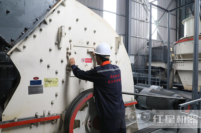 紅星技術人員為客戶調(diào)試錘破設備 紅星技術人員為客戶調(diào)試錘破設備