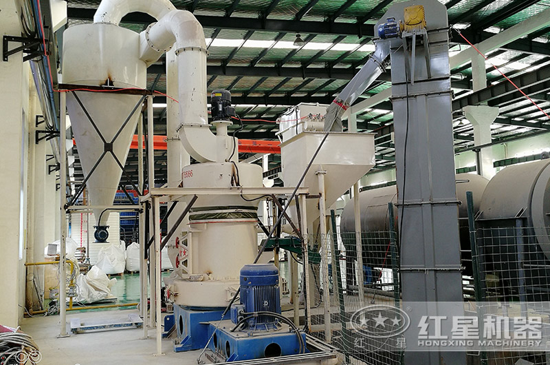 超細立式磨粉機環(huán)?，F(xiàn)場