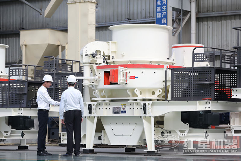 客戶在玄武巖制砂機車間參觀，經理一對一指導講解